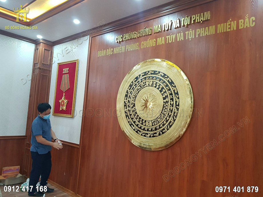 Khi được treo tại phương vị th&iacute;ch hợp, vật phẩm gi&uacute;p con đường c&ocirc;ng danh, t&agrave;i lộc của gia chủ ph&aacute;t triển một c&aacute;ch thuận lợi